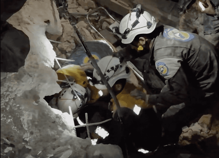  عمليات الإنقاذ في محيط مشفى الشامي